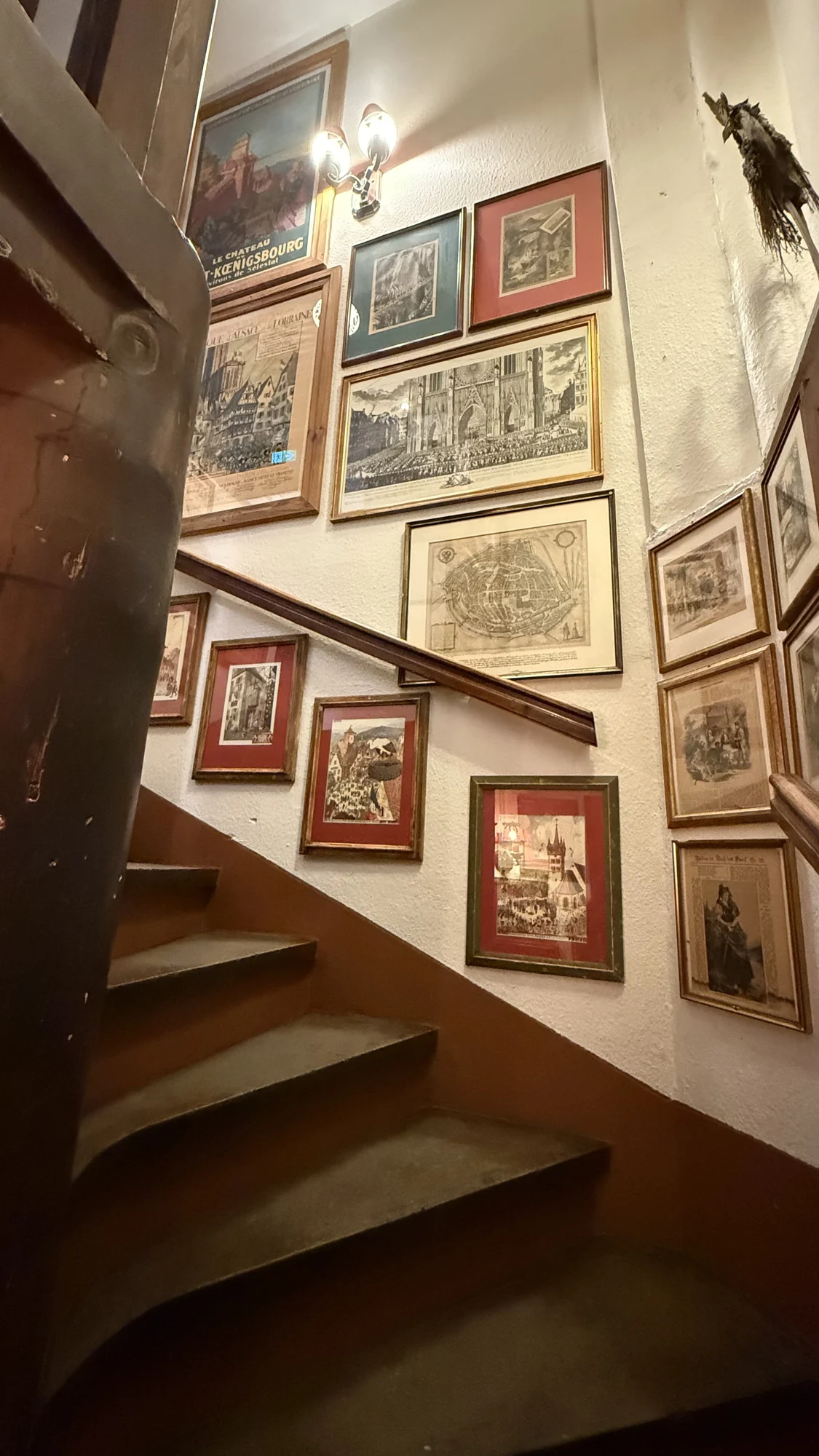 L’escalier et ses cadres