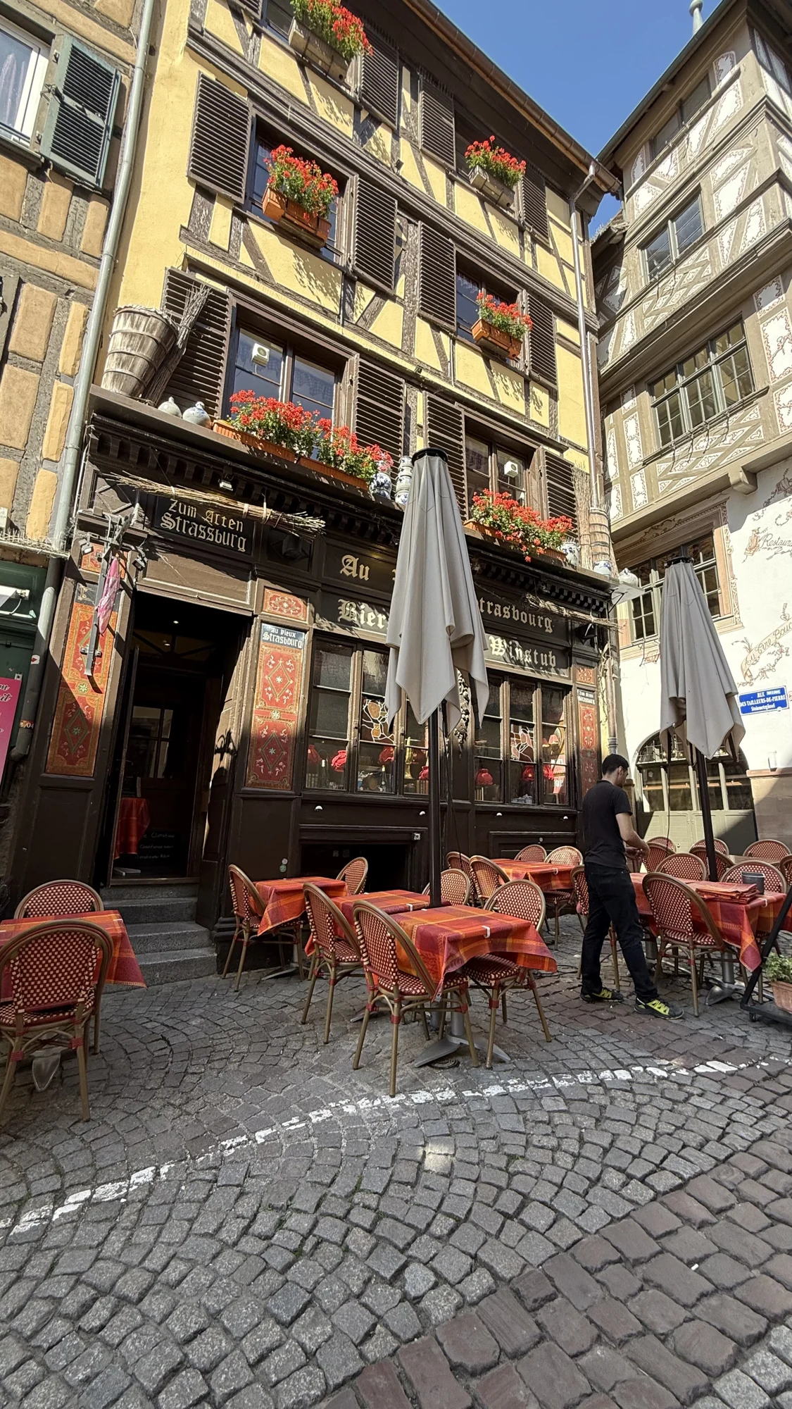 La façade et son enseigne au 5 rue du Maroquin