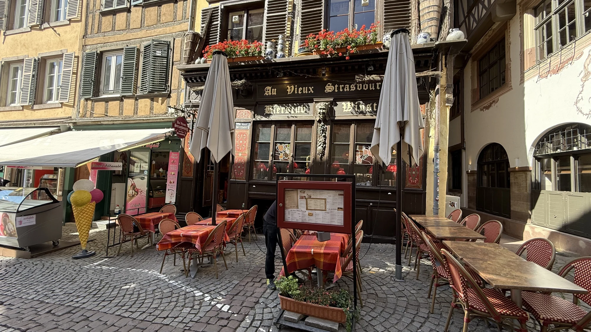 La terrasse du restaurant dans la rue du Maroquin