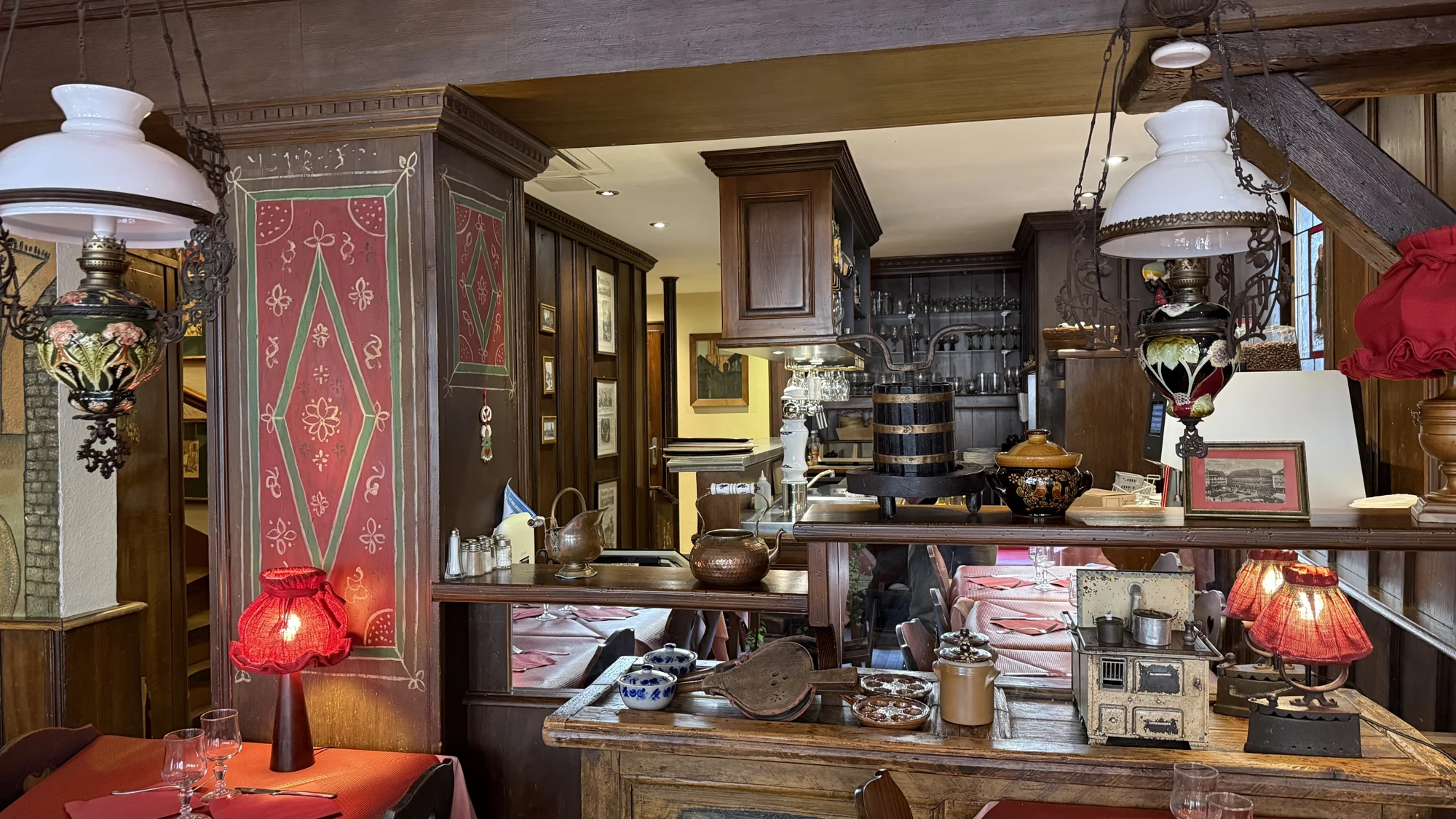 Le comptoir et les boiseries sculptées de la winstub